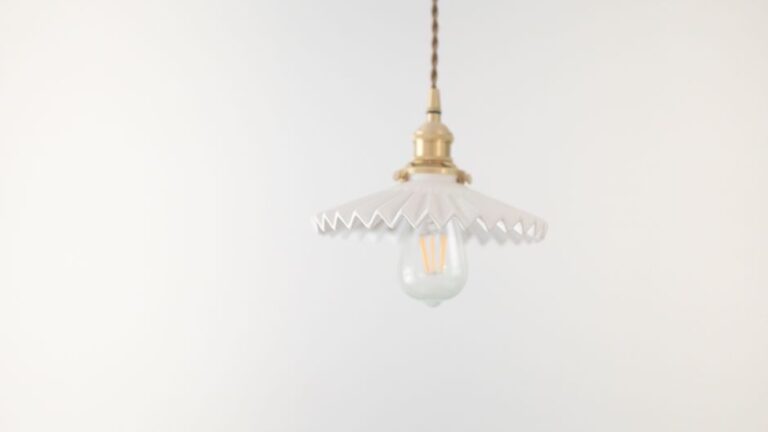 Suspension dorée, élégance et luminosité dans la maison